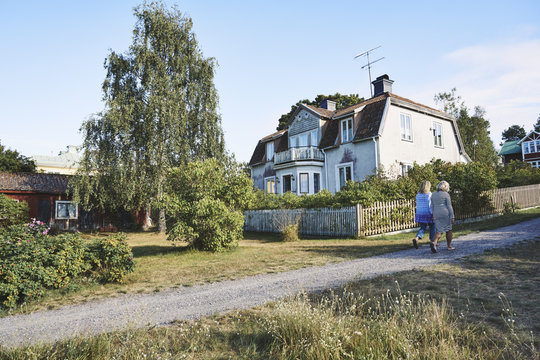 Sweden, Stockholm Archipelago, Sandhamn, Old house in summer