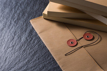 革の封筒と資料