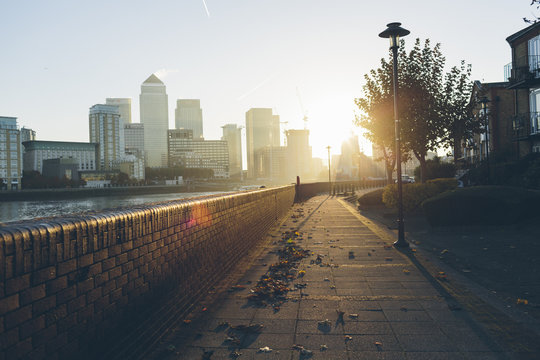 UK, England, London, Promenade on shore of River Thames in Rotherhithe