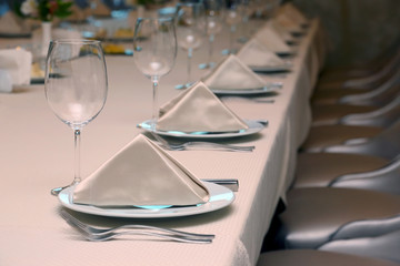 the table setting in restaurant