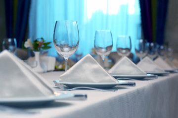 the table setting in restaurant