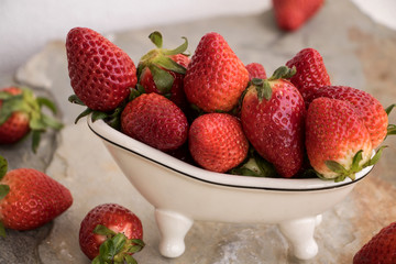 Erdbeeren in einem kleinen Zuber