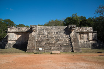 Fototapeta na wymiar Ruins in Mayan archeological site of Chichen Itza.Mayan archeological site of Chichen Itza, Yucatan, Mexico.