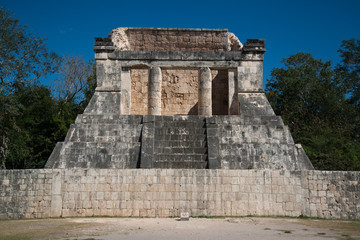 Naklejka premium Ruins in Mayan archeological site of Chichen Itza.Mayan archeological site of Chichen Itza, Yucatan, Mexico.