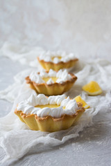 Tartlets with lemon cream and wet meringue