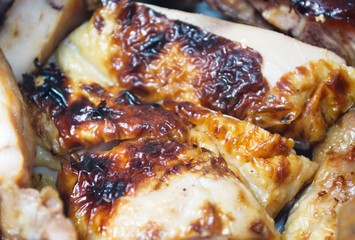 Obraz na płótnie Canvas Grilled chicken cut into pieces, ready to eat.