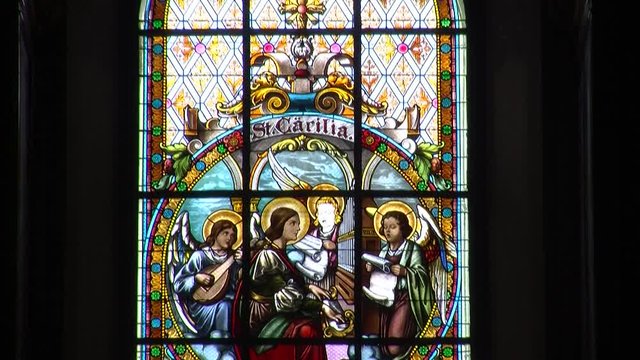 Hl. Cäcilia als Hinterglasmalerei am Fenster der Kirche in Pischelsdorf am Kulm (vertikaler Kameraschwenk)
