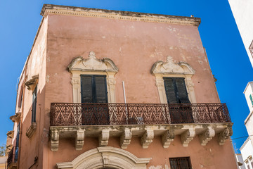 Historisches Gebäude mit Balkon, Gallipoli, Italien