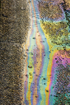Umweltverschmutzung durch ausgelaufenes M&ouml;tor&ouml;l auf Asphalt - Pollution caused by motor oil on asphalt