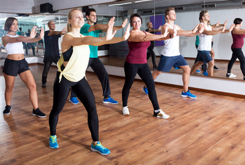 Obraz na płótnie Canvas Adults having group fitness class