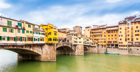Fototapeta na wymiar Panoramique du Ponte Vecchio sur l'Arno à Florence, Toscane, Italie