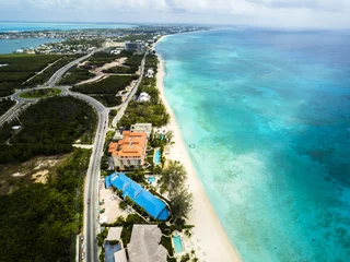 Fotobehang Seven Mile Beach, Grand Cayman Vlucht over George Town en Seven Miles Beach, luxe hotels en appartementen, George Town, Grand Cayman, Kaaimaneilanden, Caraïben