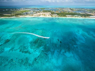 Deurstickers Seven Mile Beach, Grand Cayman Vlucht over George Town en Seven Miles Beach, luxe hotels en appartementen, George Town, Grand Cayman, Kaaimaneilanden, Caraïben
