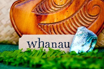 Poster NZ - Kiwi - Maori thema - achtergronden en objecten - maori woord voor familie (whanau) © CreativeFire