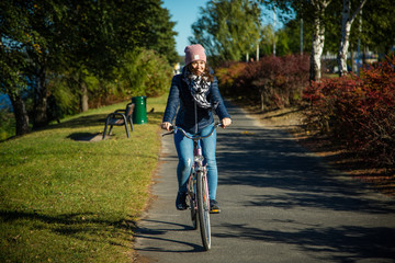 Obraz premium Girl biking in city