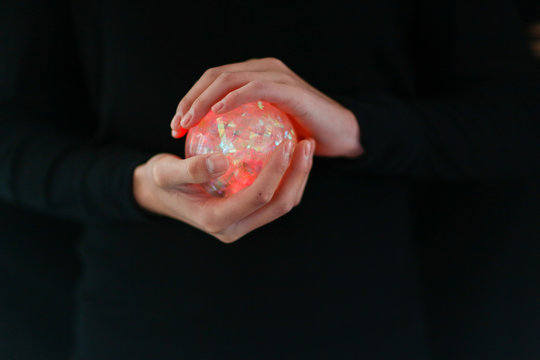 H&auml;nde mit rotem Ball
