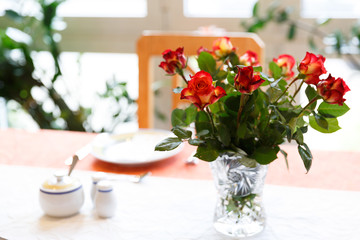 Blumenstrauß auf gedecktem Tisch