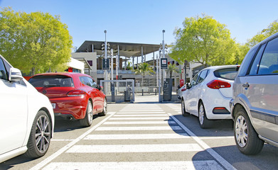 Aparcamiento de coches en un centro comercial de Barcelona