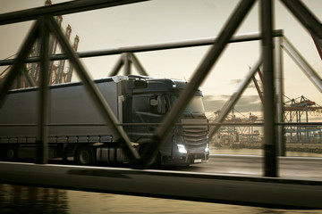 LKW fährt über Hafenbrücke