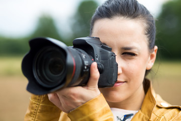 Bella ragazza che fotografa
