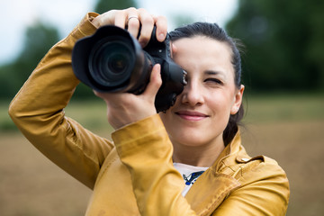 Bella ragazza che fotografa