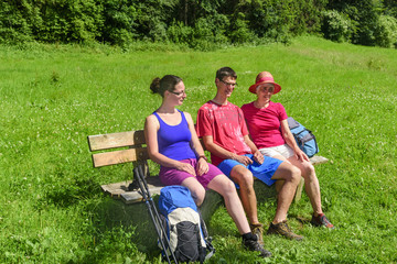 Pause beim Wandern - die Sonne im Grünen genießen