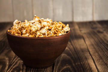 caramel popcorn in clay bowl