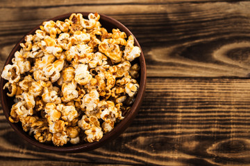 caramel popcorn in clay bowl