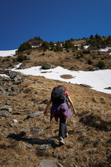 Obraz premium Woman hiking into the mountains