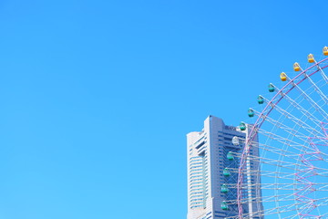 ビルと青空と観覧車