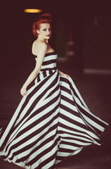 Fototapeta premium The elegance lady stands in the corridor