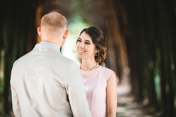 Naklejka premium Look from behind groom's shoulder at cheerful brdie smiling to him
