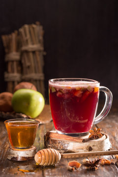 Mulled wine with red wine, honey, fruit and spices   