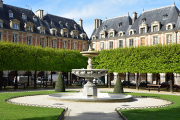 Jardin et fontaine à vasques de la place des Vosges à Paris, France © JFBRUNEAU