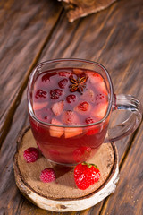 A hot grog with spices and berry mashed potatoes, tea Earl heat, dark rum
