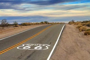 Fotobehang Route 66 Desert Road met geschilderd grondbord © Felipe Sanchez