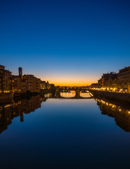 Fototapeta na wymiar Sonnenuntergang über dem Arno in Florenz