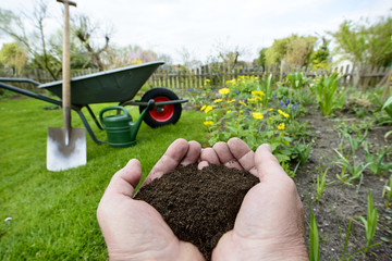 Kompost - Naturdünger in der Hand - Gartenarbeit