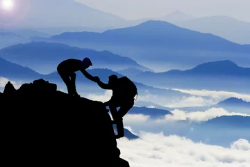 Gardinen dağların zirvesinde dağcı yardımı © emerald_media