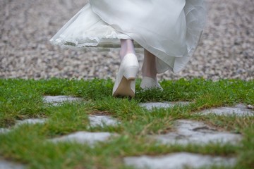 La sposa cammina sul prato