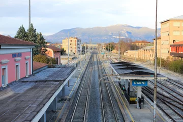 Foto op Plexiglas Treinstation Het middeleeuwse dorp Narni gezien vanaf het treinstation en de industrie afgeleid in de vallei, Umbrië, Italië