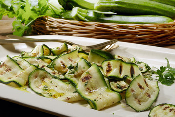 Zucchine grigliate con prezzemolo e aglio