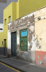 Fototapeta na wymiar house / house with weathered facade