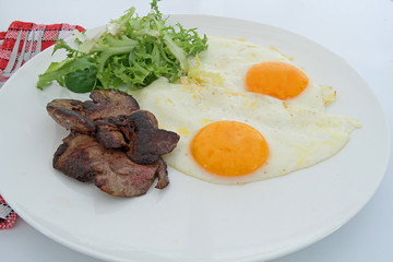 oeufs au plat foie de lapin