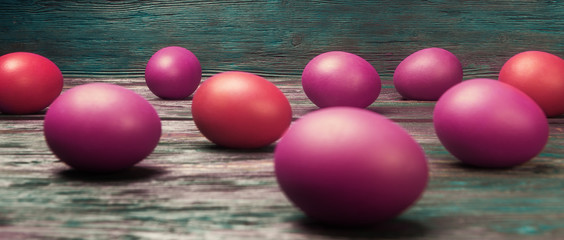 Obraz premium Easter eggs over rustic background