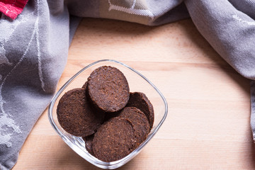 Pumpernickel in einer Glasschale auf einem Holzbrett