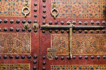Detailaufnahme eines alten Türschloß mit Riegel auf einer Holztür in der Medina von Marrakesch, Marokko