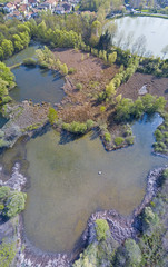 Natura e paesaggio: vista aerea di un bosco e di laghi, verde ed alberi in un paesaggio di natura selvaggia