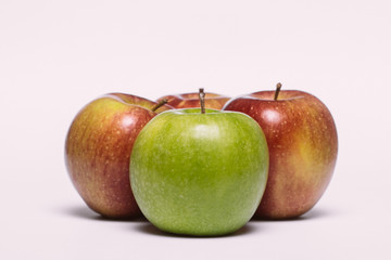 be different 3 rote Äpfel und ein grüner Apfel