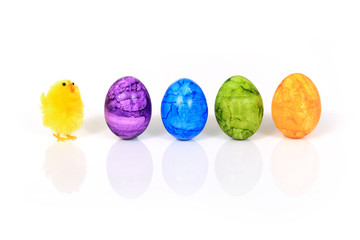 Wielkanocne kolorowe jajka i kurczak na białym tle.